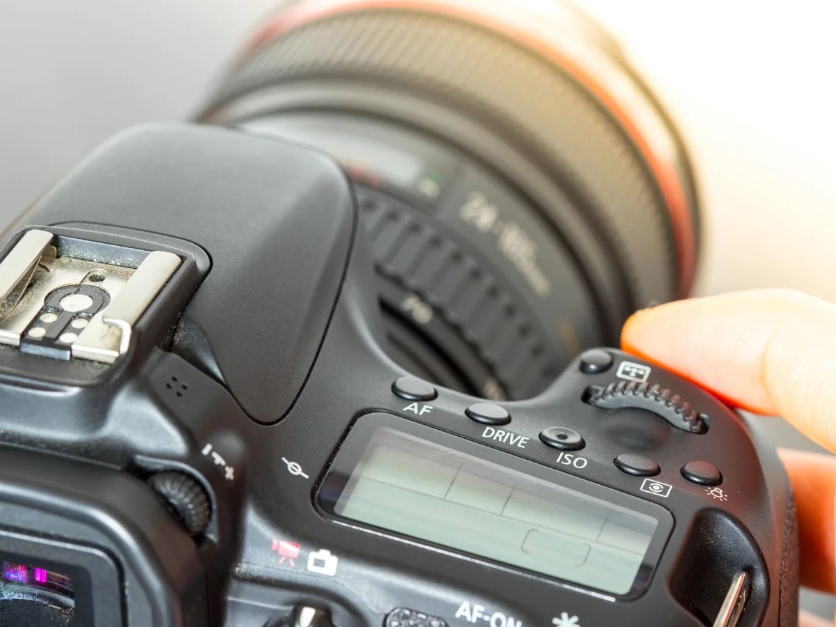 Dettaglio dei comandi di una fotocamera reflex regolata a mano, immagine illustrativa per il corso di fotografia base