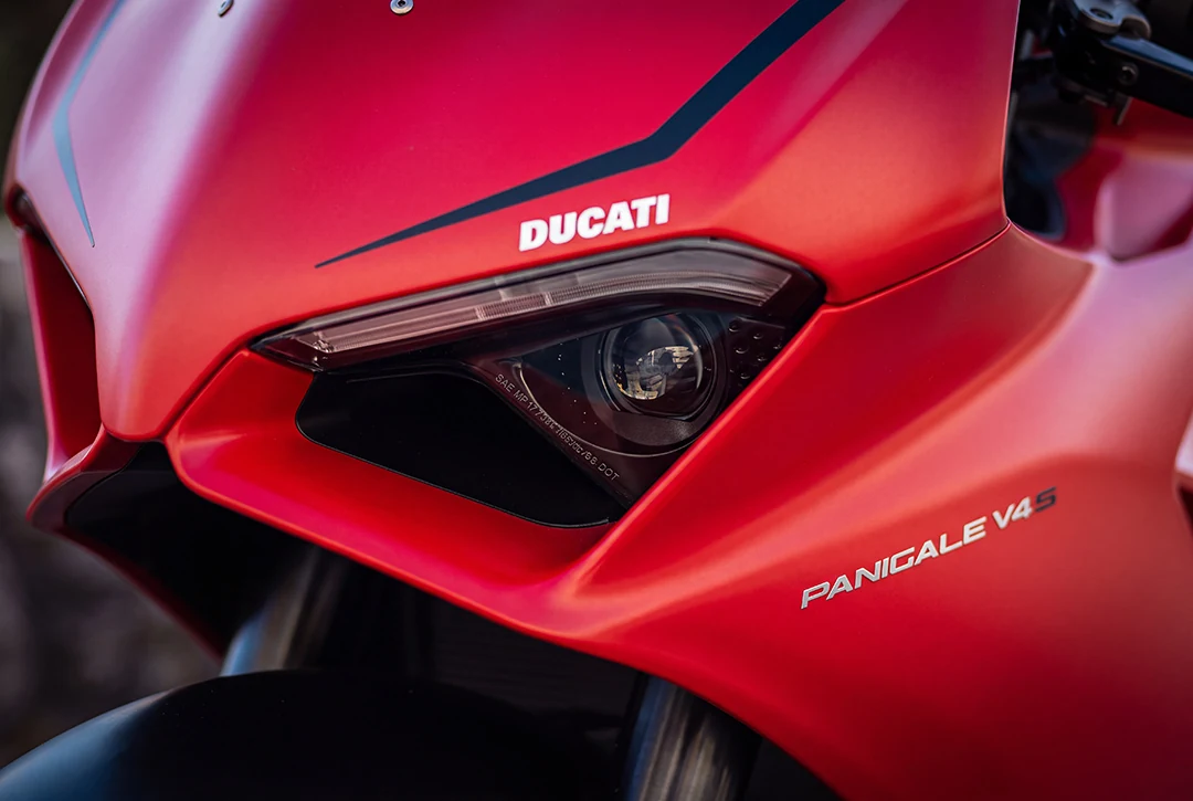 Carena rossa e gruppo ottico della Ducati Panigale V4 S