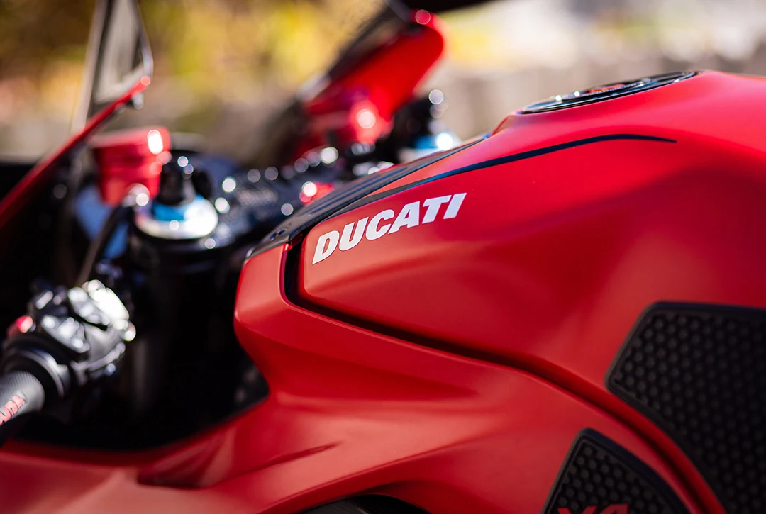 Dettaglio del serbatoio rosso Ducati Panigale V4 S fotografato da Prisma Studio Lab