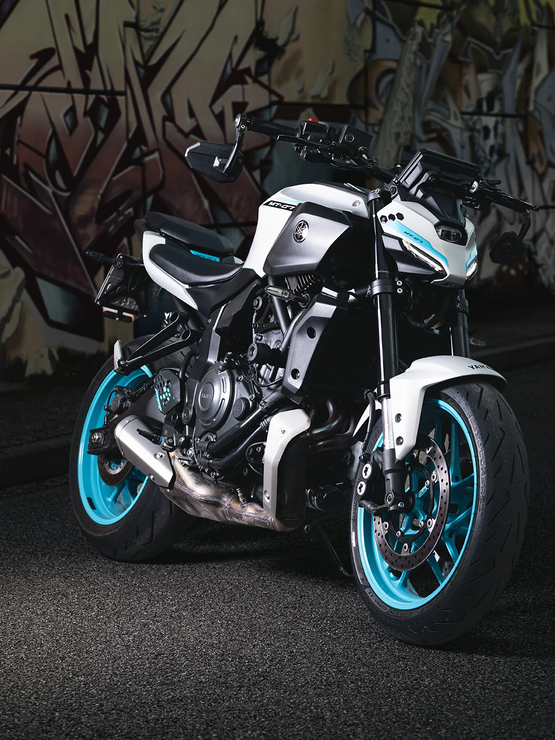 Yamaha MT-07 ripresa verticalmente di tre quarti, carene grigie e bianche, cerchi turchesi